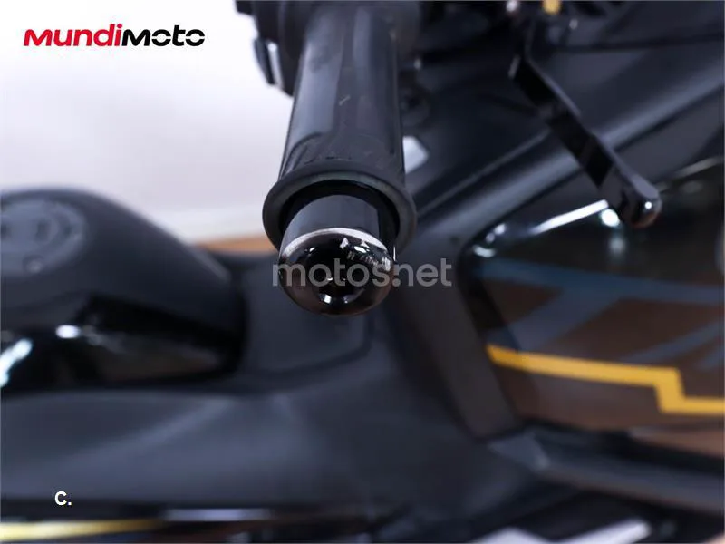 Yamaha TMAX – Vista 14