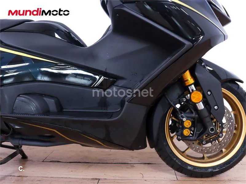 Yamaha TMAX – Vista 16