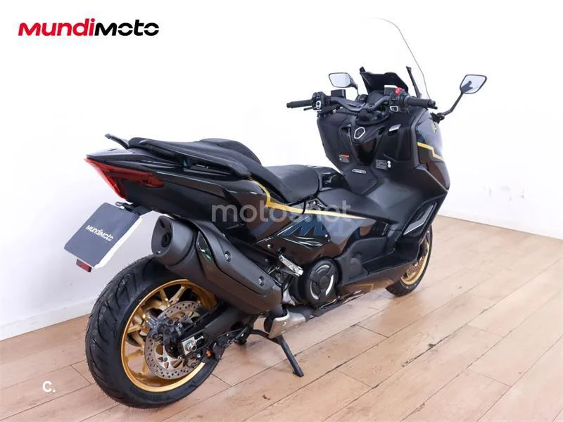 Yamaha TMAX – Vista 3