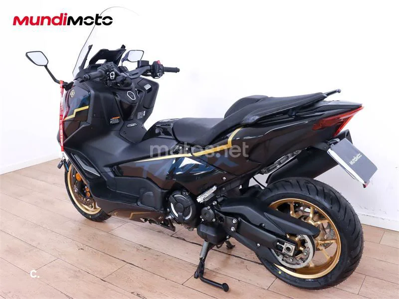 Yamaha TMAX – Vista 8