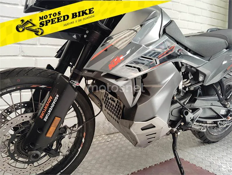 KTM 890 – Vista 17