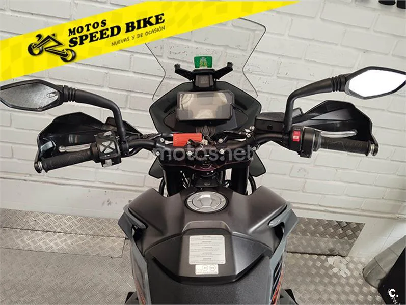 KTM 890 – Vista 19