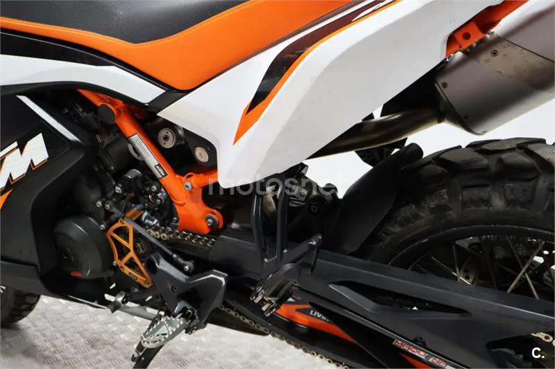 KTM 890 – Vista 14