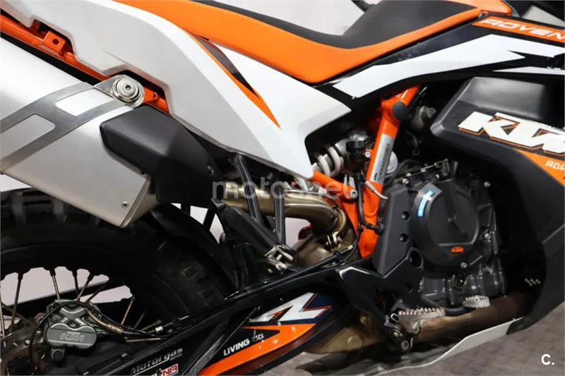 KTM 890 – Vista 15