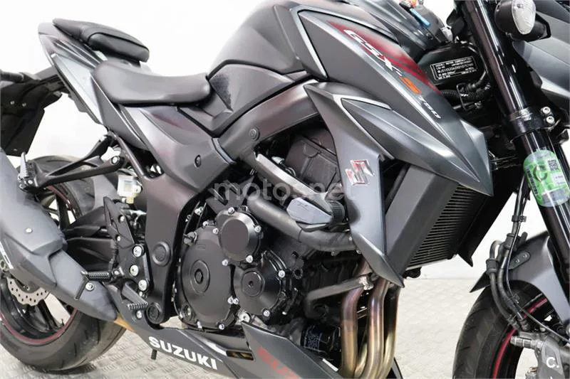 Suzuki GSX-S750 – Vista 12