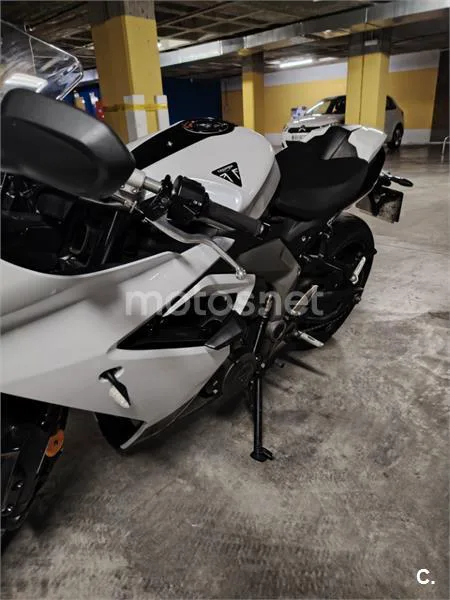 Triumph Daytona 660 – Vista 2