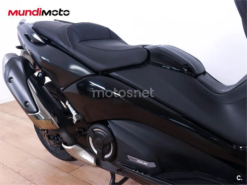 Yamaha TMAX – Vista 15