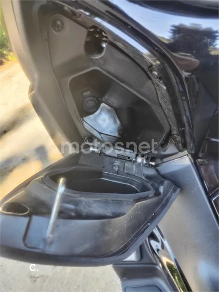 Yamaha XMAX 400 – Vista 10