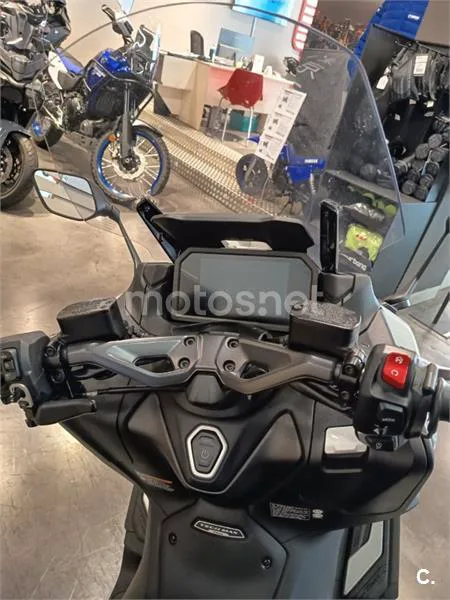 Yamaha TMAX – Vista 8