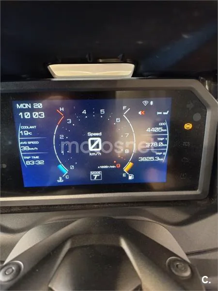 Yamaha TMAX – Vista 9