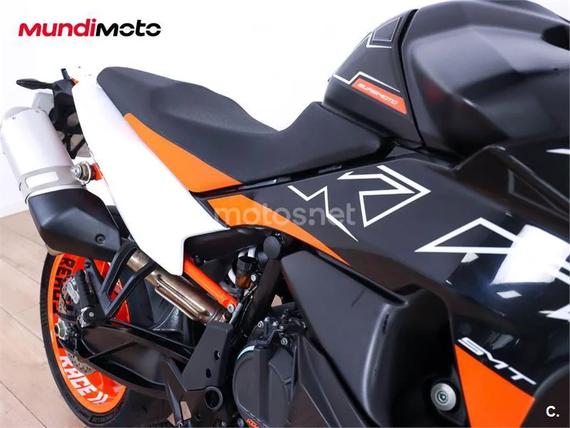 KTM 890 – Vista 17