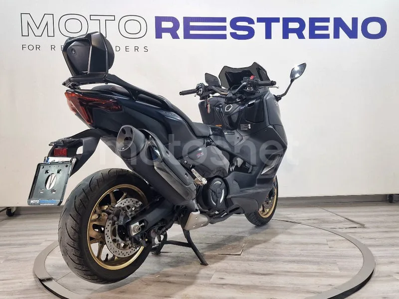 Yamaha TMAX – Vista 8