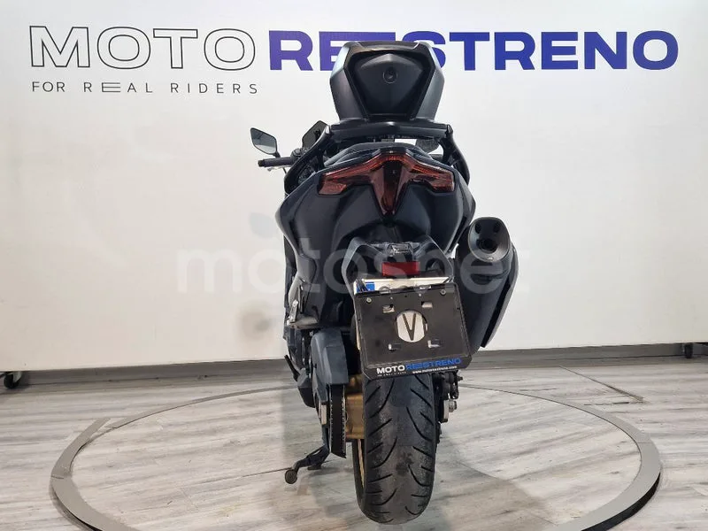 Yamaha TMAX – Vista 9