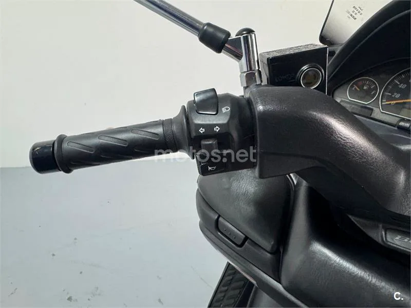 Suzuki Burgman 400 – Vista 12