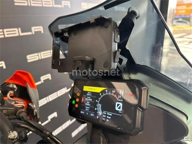 KTM 890 – Vista 9