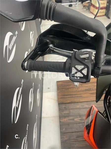 KTM 890 – Vista 12