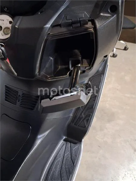 SYM Joymax 300 – Vista 15