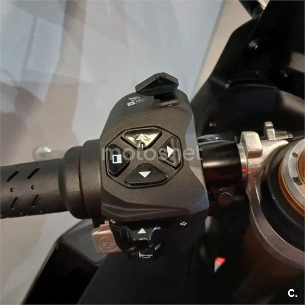 Aprilia RSV4 Factory – Vista 8