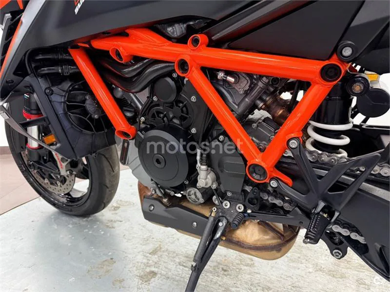 KTM 1390 Super Duke R – Vista 12