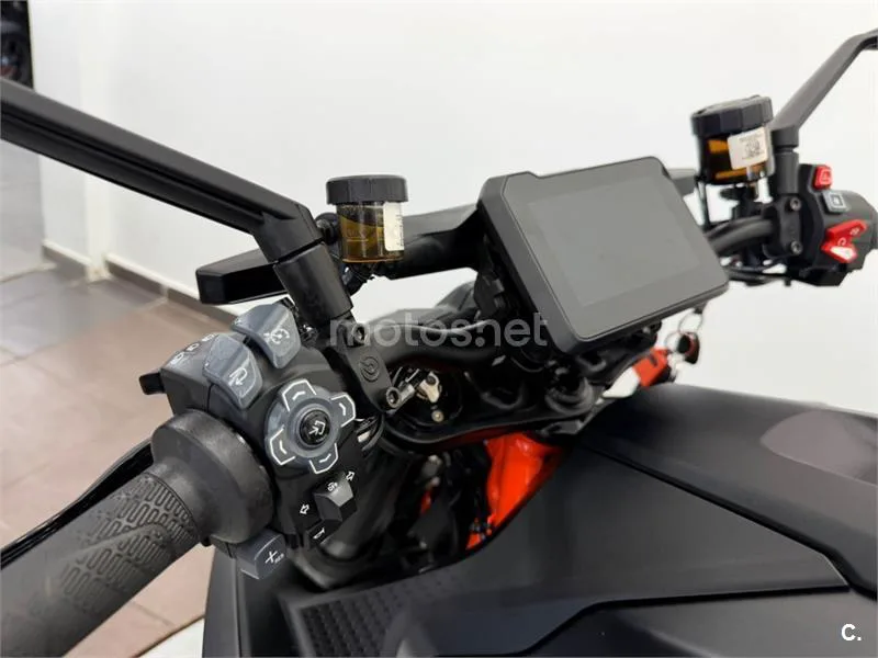 KTM 1390 Super Duke R – Vista 13