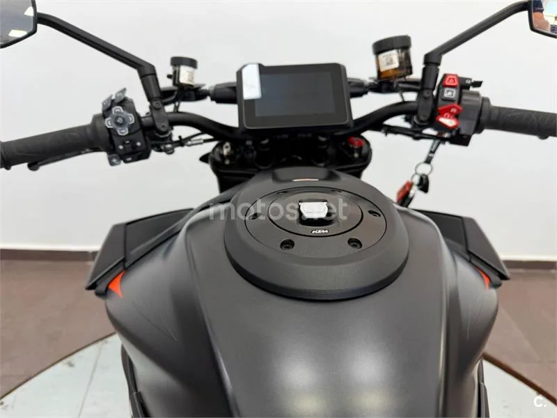 KTM 1390 Super Duke R – Vista 9