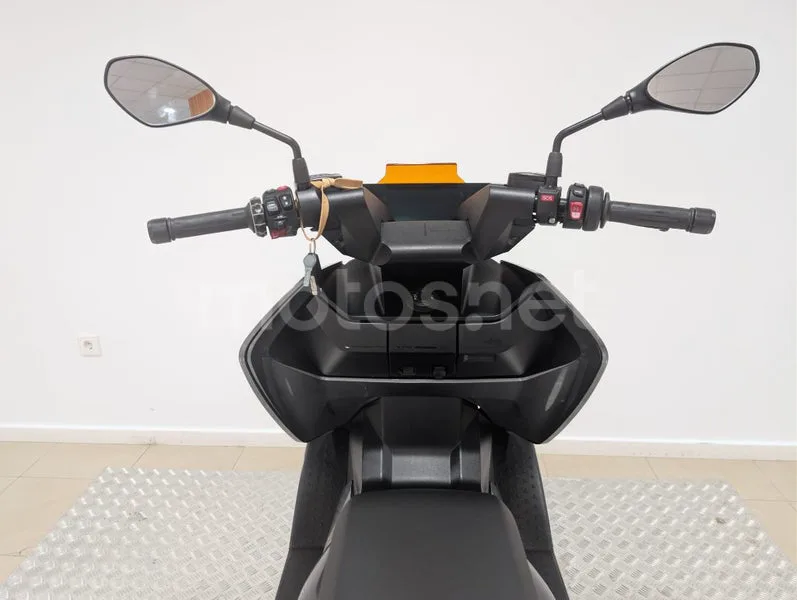 BMW CE 04 - Vista 13