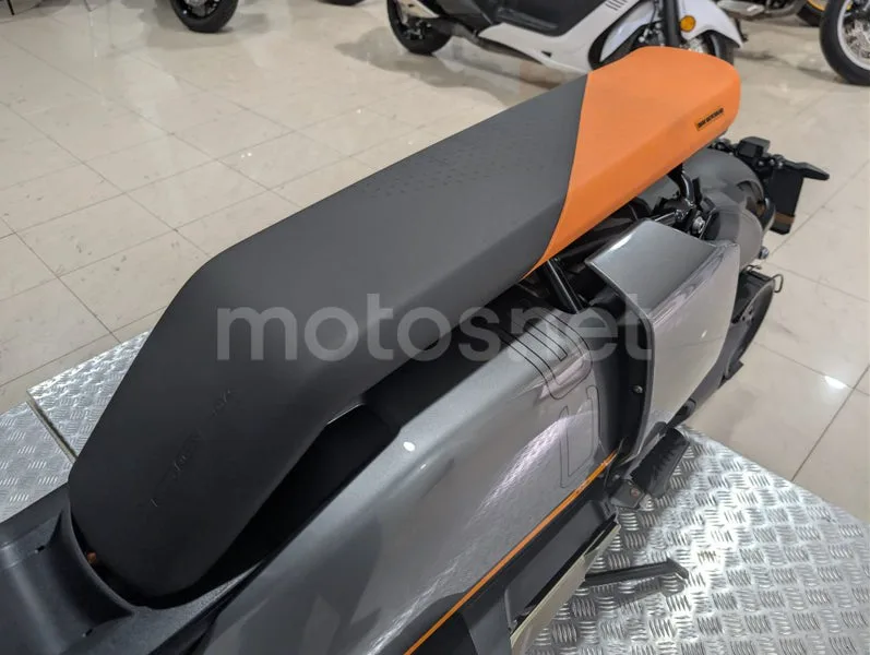 BMW CE 04 - Vista 19
