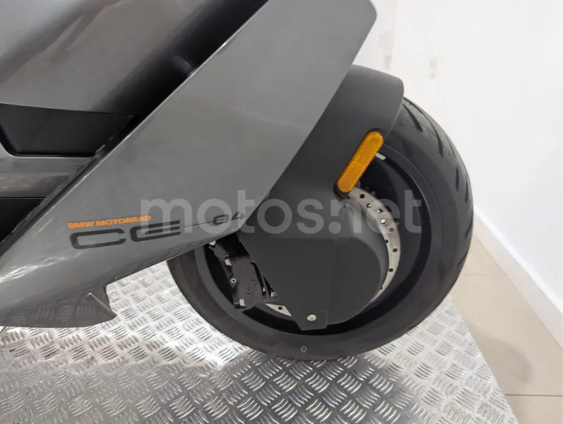 BMW CE 04 - Vista 23