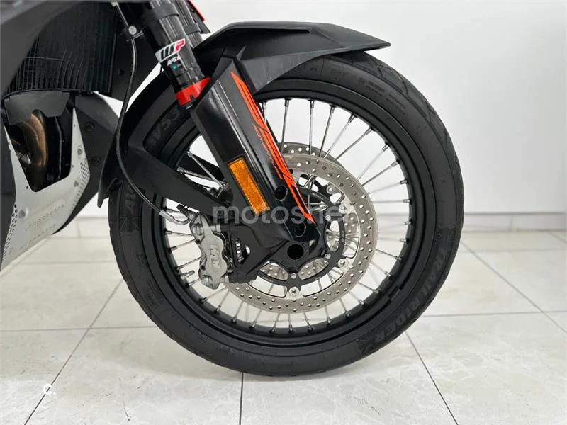 KTM 890 – Vista 14