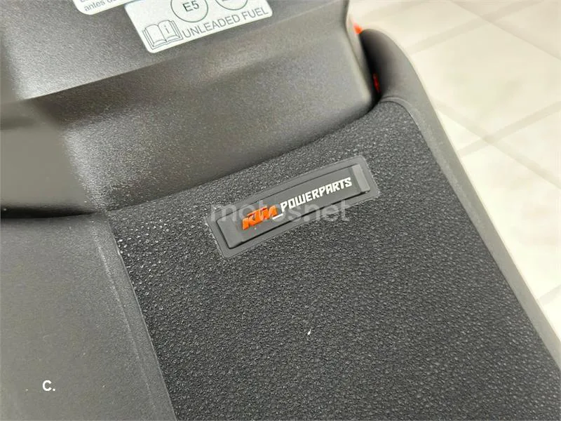 KTM 890 – Vista 16