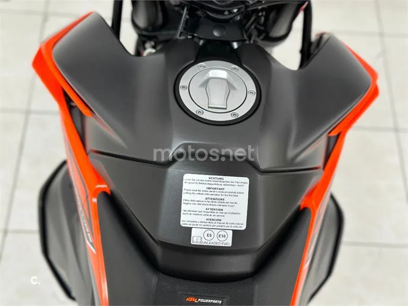 KTM 890 – Vista 17
