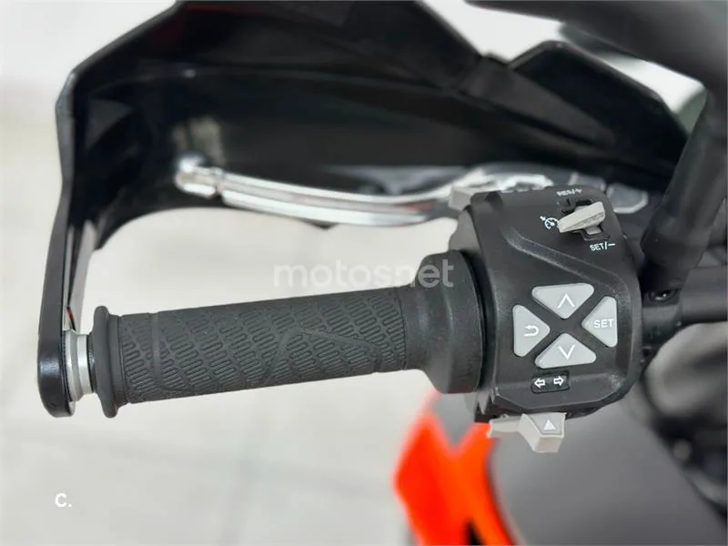 KTM 890 – Vista 18