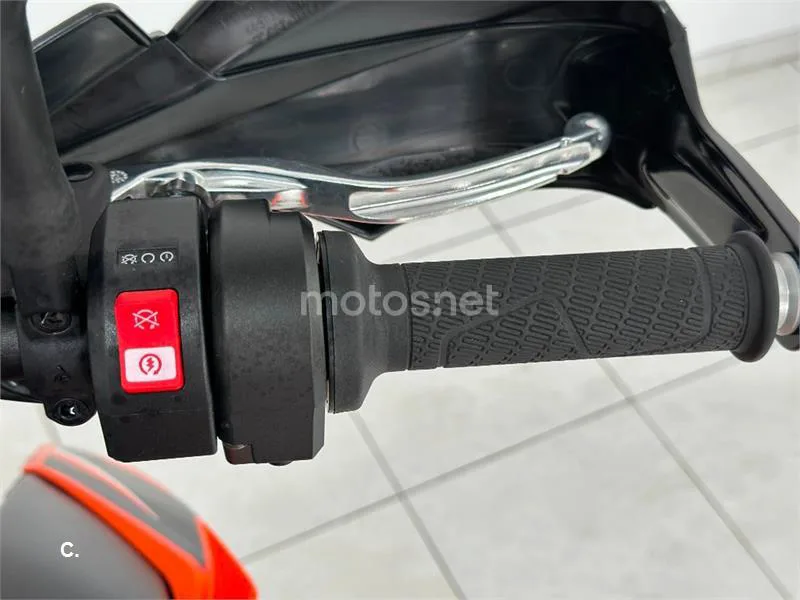 KTM 890 – Vista 19