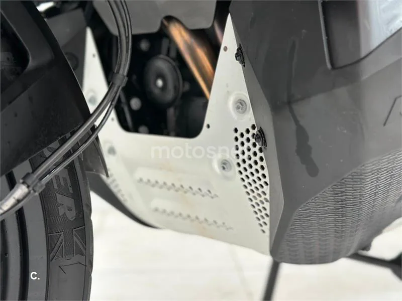 KTM 890 – Vista 21
