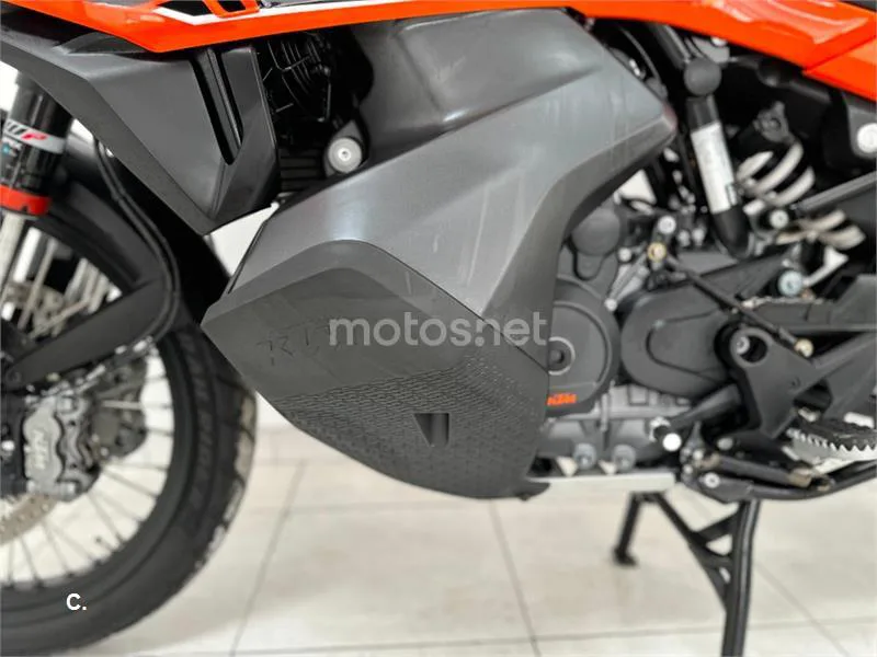 KTM 890 – Vista 24