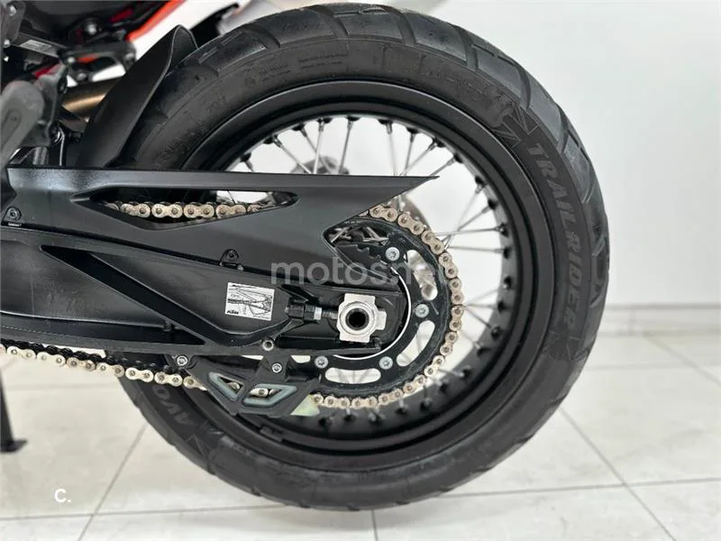 KTM 890 – Vista 30
