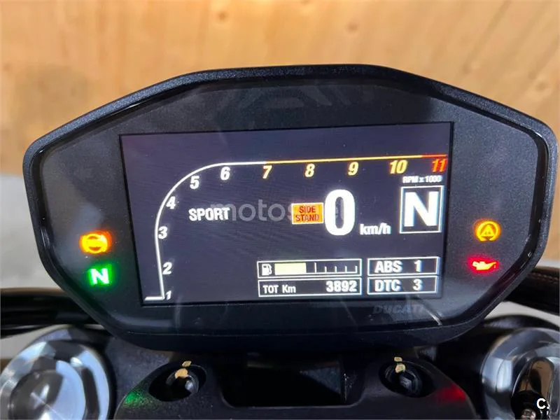 Ducati Monster 821 – Vista 17