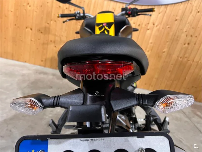 Ducati Monster 821 – Vista 75