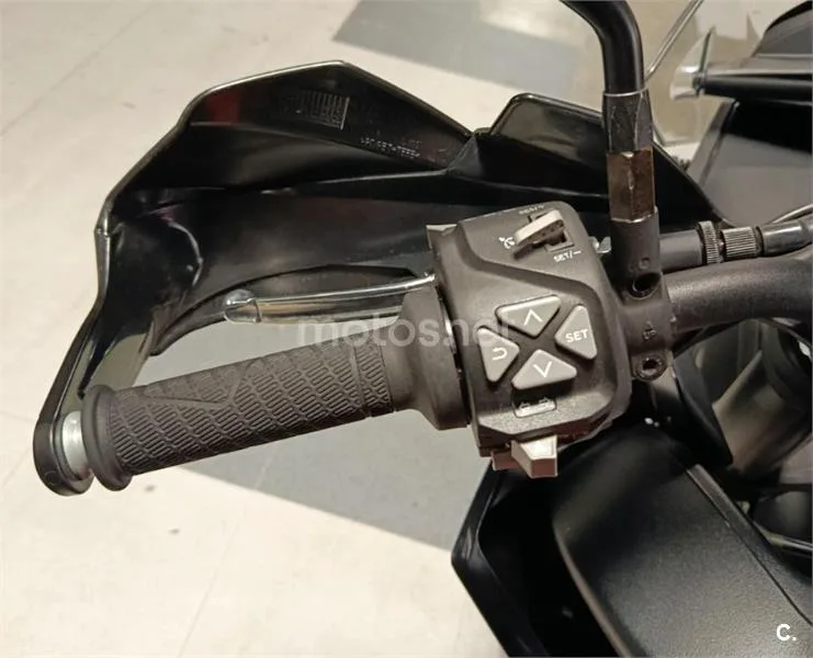 KTM 890 – Vista 8
