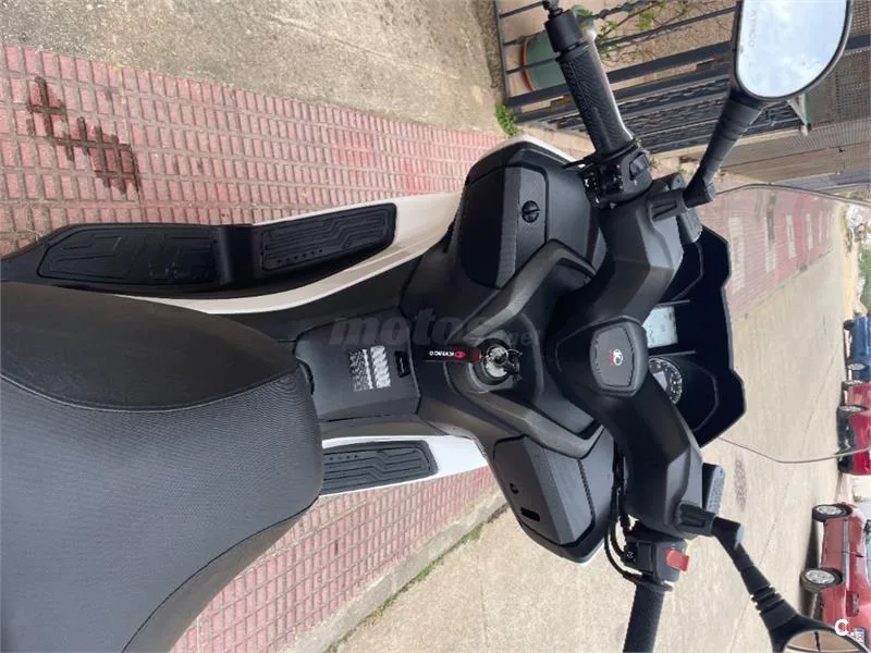Kymco Grand Dink 300 – Vista 8