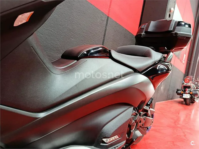Yamaha TMAX – Vista 13