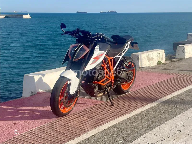 KTM 1290 Super Duke R – Vista 3