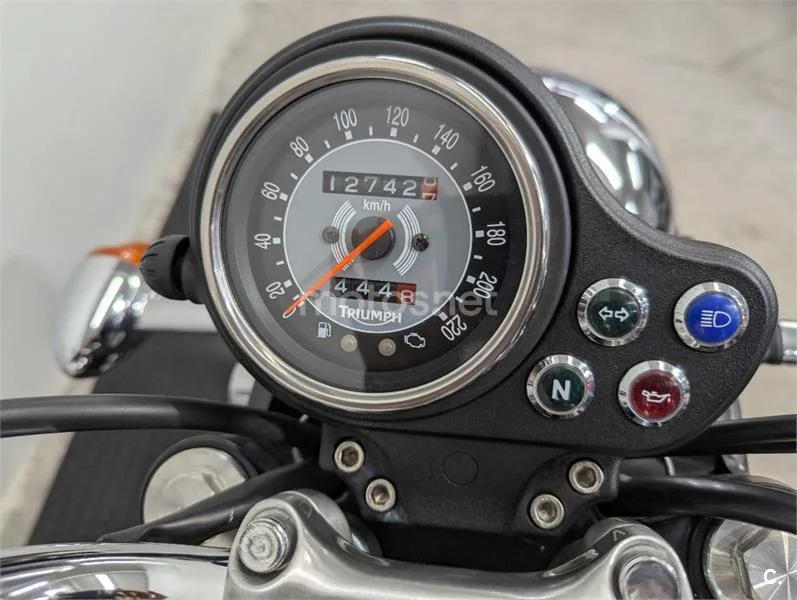 Triumph Bonneville T100 – Vista 11