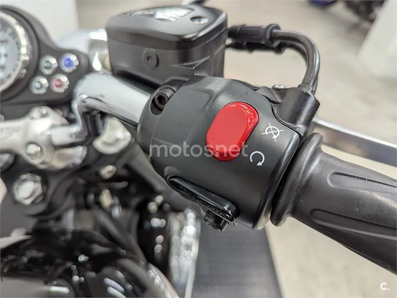 Triumph Bonneville T100 – Vista 13