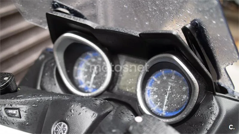Yamaha TMAX – Vista 11