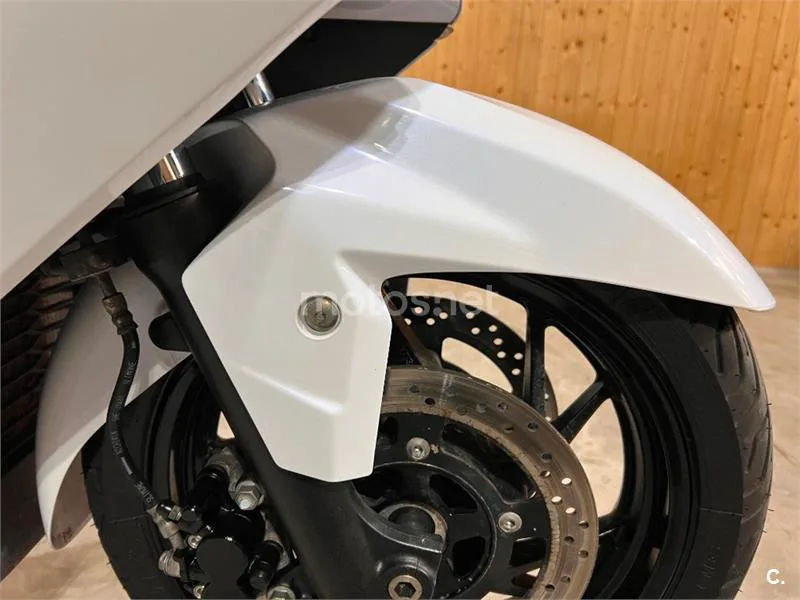 Suzuki Burgman 400 – Vista 32
