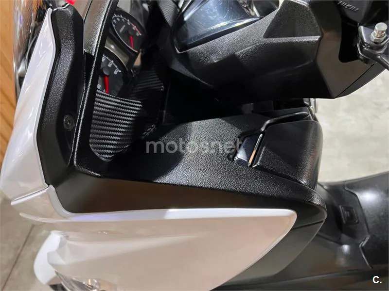 Suzuki Burgman 400 – Vista 72