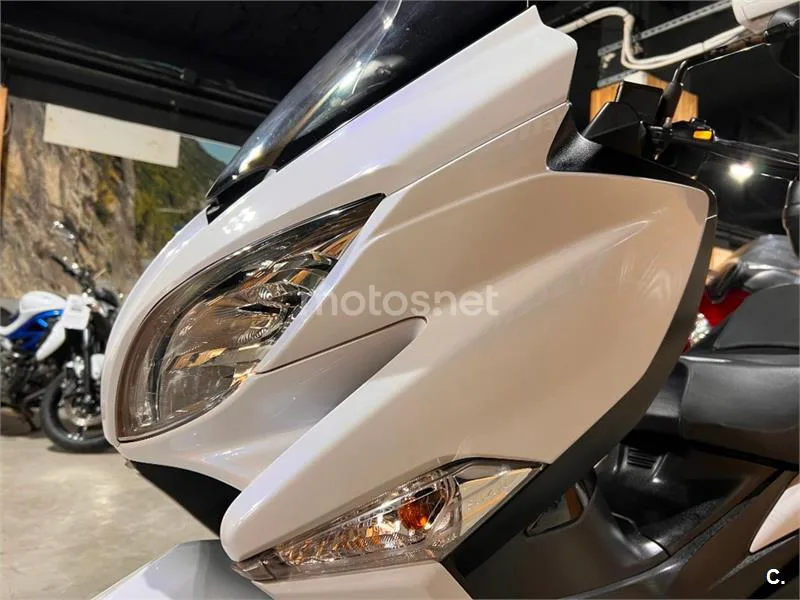 Suzuki Burgman 400 – Vista 76