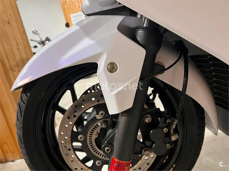 Suzuki Burgman 400 – Vista 77