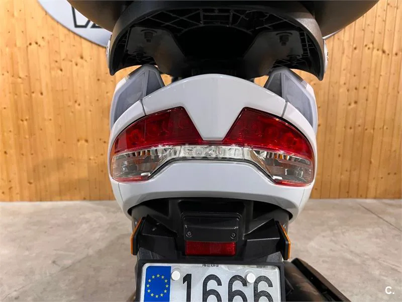 Suzuki Burgman 400 – Vista 10
